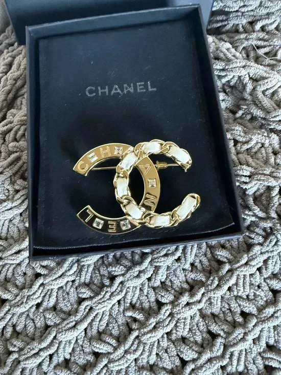 CHANEL Gold Interlocking CC Brooch with Chain Detail - Picture 2 of 4